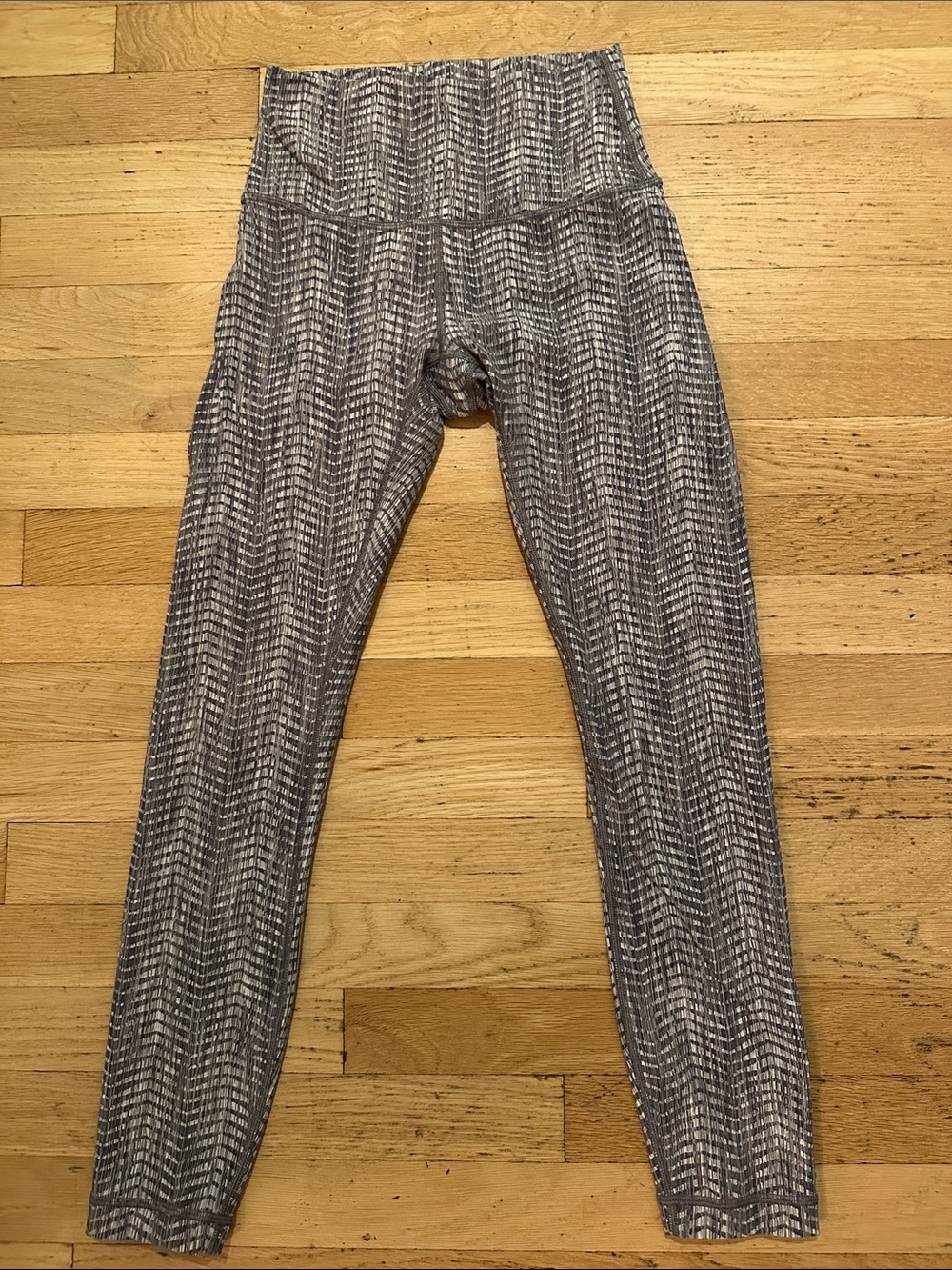 Lululemon Align Legging 25” in Grey and White Print- excellent condition- size 4